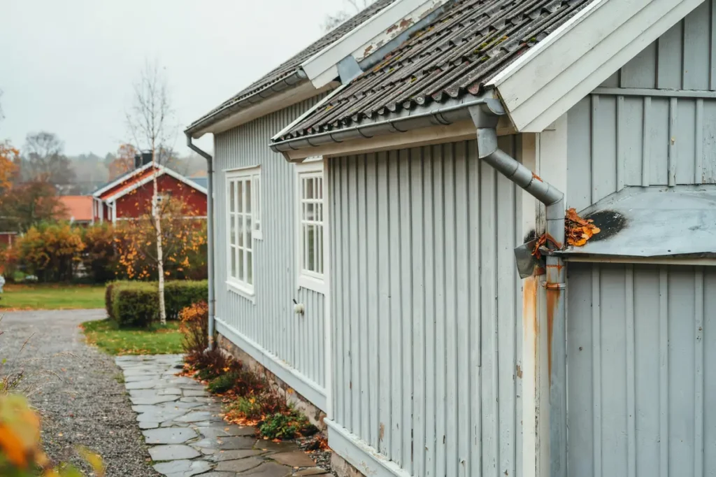 h ngr nnor och stupr r som skyddar huset tecken p slitage och n r du b r tg rda